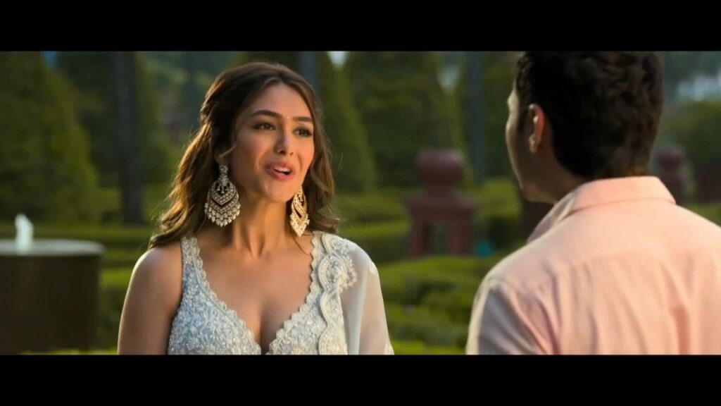 Mrunal Thakur Hai Jawani Toh Ishq Hona Hai hot Scenes